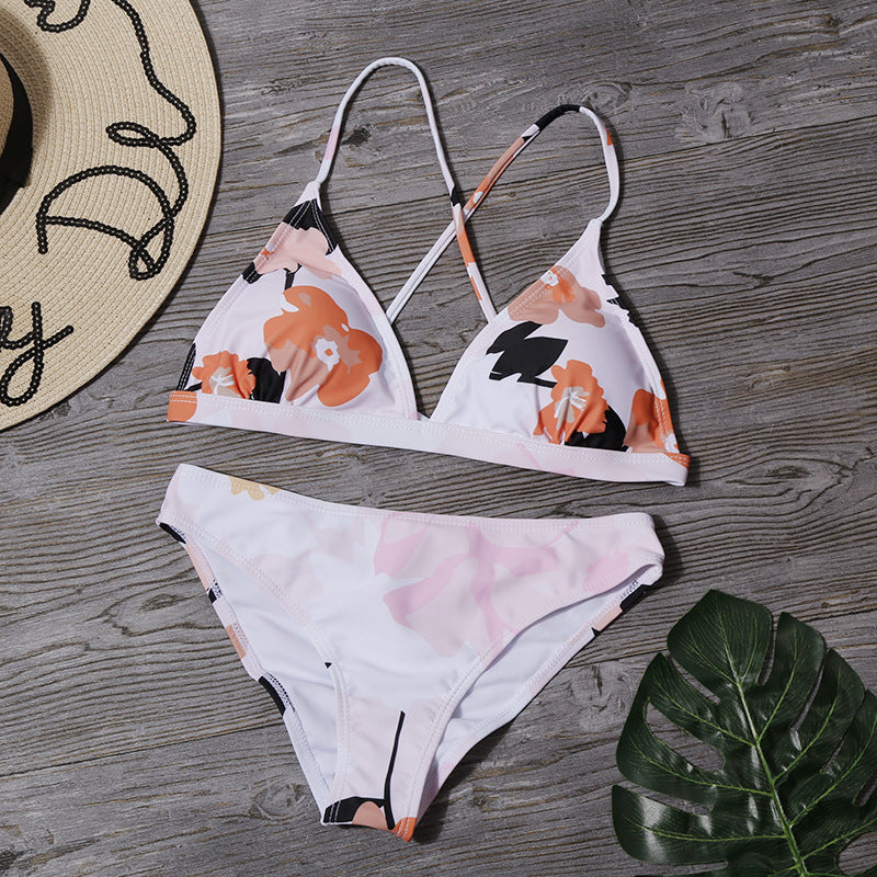 Tauchen Sie ein in den Stil: Bikini-Badeanzug mit geteiltem Print