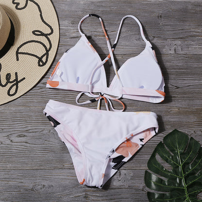 Tauchen Sie ein in den Stil: Bikini-Badeanzug mit geteiltem Print
