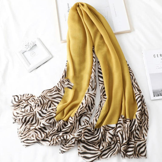Wilde Eleganz: Gaze-Schal mit Leopardenmuster