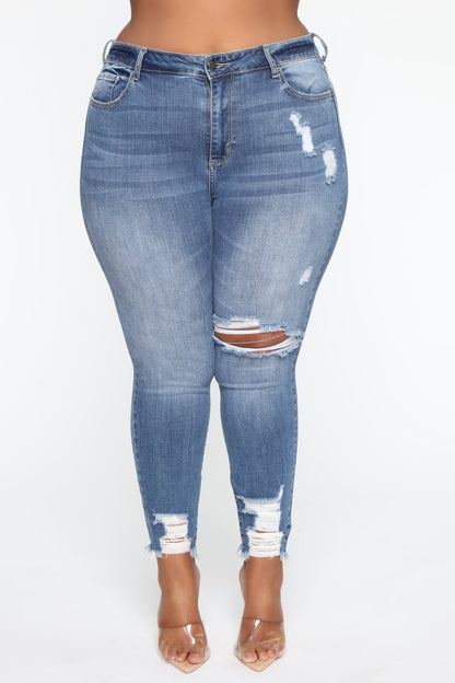 Stretch-Jeans mit Rissen für Damen in Übergröße. Jeans in Übergröße