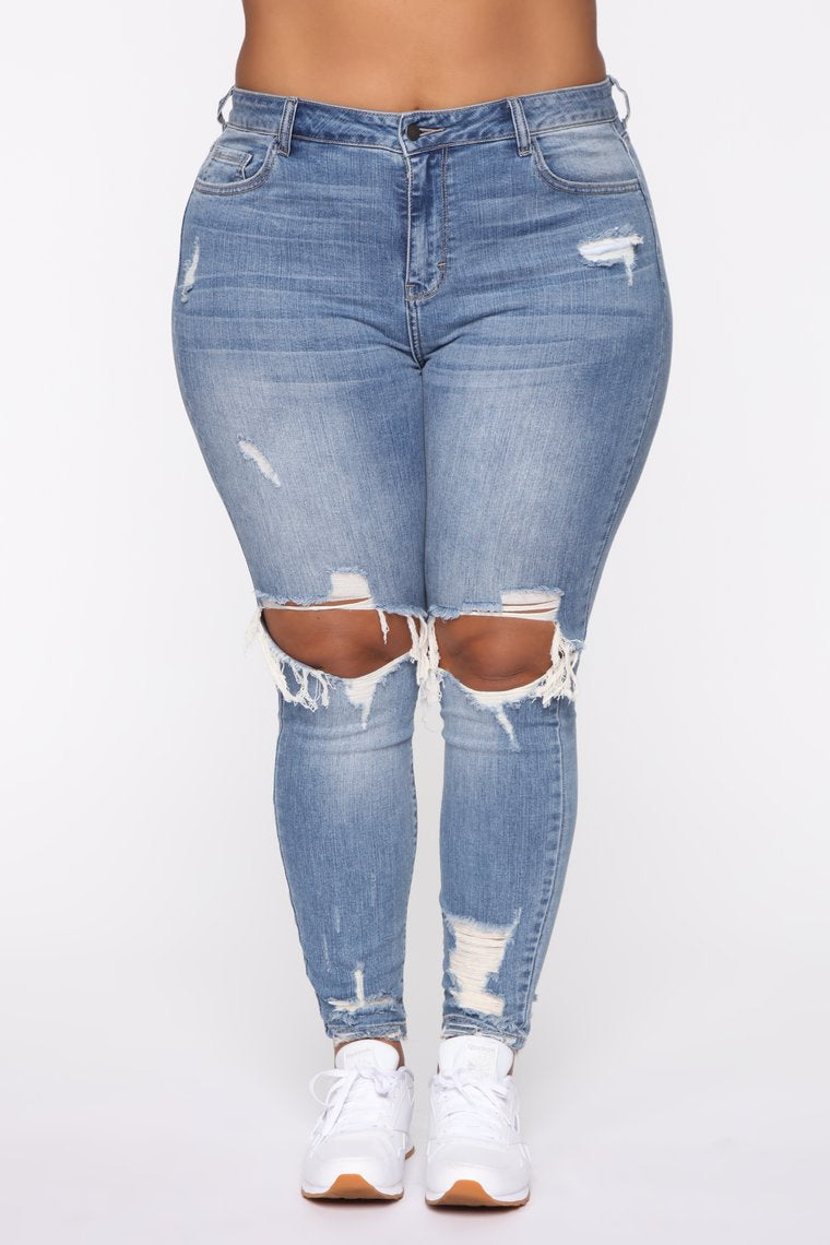 Stretch-Jeans mit Rissen für Damen in Übergröße. Jeans in Übergröße
