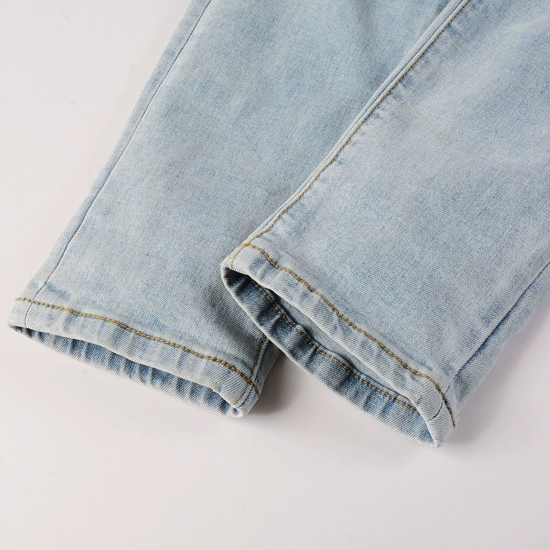 Patch de diamant chaud de couleur claire avec des trous dans des jeans serrés élastiques pour hommes