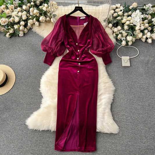Opulente Eleganz: Vintage-Samtkleid mit Laternenärmeln in Rosenrot