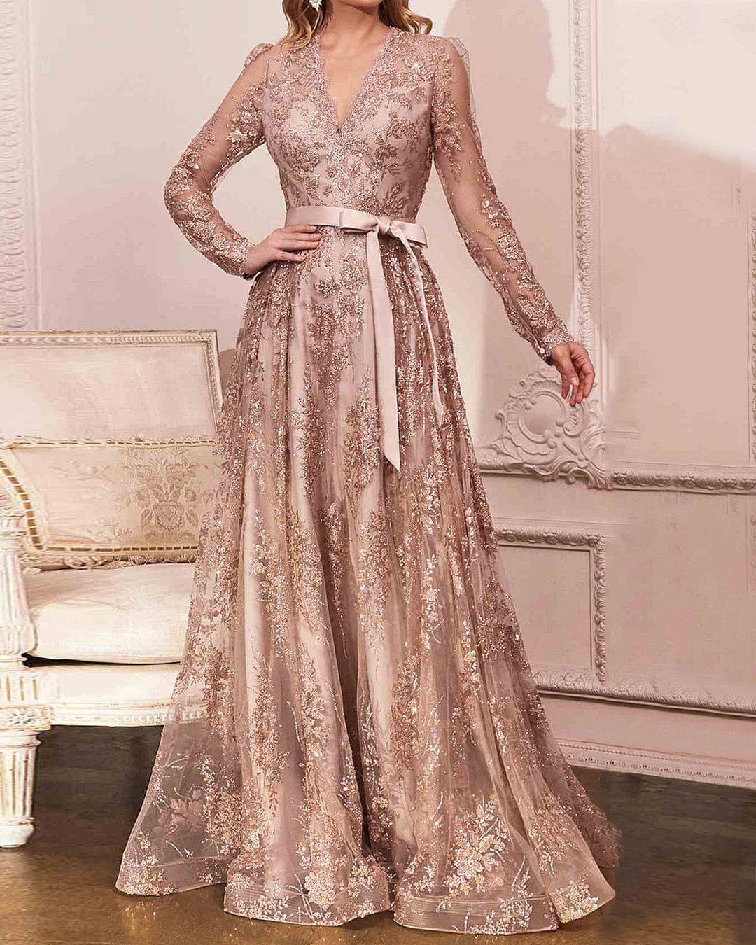 Goldene Eleganz: Festgebundenes Abendkleid zum Binden